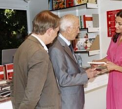 Su Majestad la Reina visita la caseta de la Editorial Galaxia Gutenberg