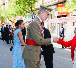 Sus Majestades los Reyes recibien el saludo del presidente del Gobierno de Aragón y la ministra de Defensa 