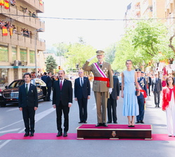 Sus Majestades los Reyes y autoridades durante la Interpretación del Himno Nacional