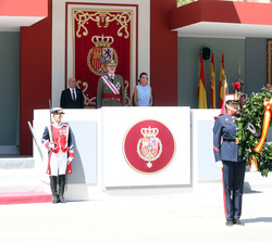 Sus Majestades los Reyes ante el inicio del Homenaje a los Caídos por España