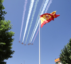 La Patrulla Águila rinde su homenaje a los Caidos por España tras la ofrenda de Su Majestad el Rey