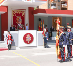 La Bandera de la Guardia Real ante la Tribuna Real presidida por Sus Majestades los Reyes el Día de las Fuerzas Armadas 2022