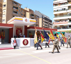 Sus Majestades los Reyes saludan a las banderas nacionales de las Unidades participantes en la parada militar