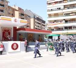 La Escuadrilla participante del Escuadrón de Zapadores Paracaidistas del Ejército del Aire saluda a Su Majestad el Rey a su paso por la Tribuna Real