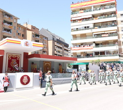Las Compañías de la Legión de la Brigada "Alfonso XIII" II a su paso por la Tribuna Real saludan a Su Majestad el Rey