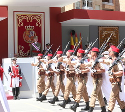 Dos Compañías, representación del Tabor de "Regulares de Melilla nº 52" saludan a Su Majestad el Rey
