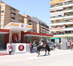 El Escuadrón de Sables de la Agrupación de Reserva y Seguridad de la Guardia Civil a su paso por la Tribuna Real