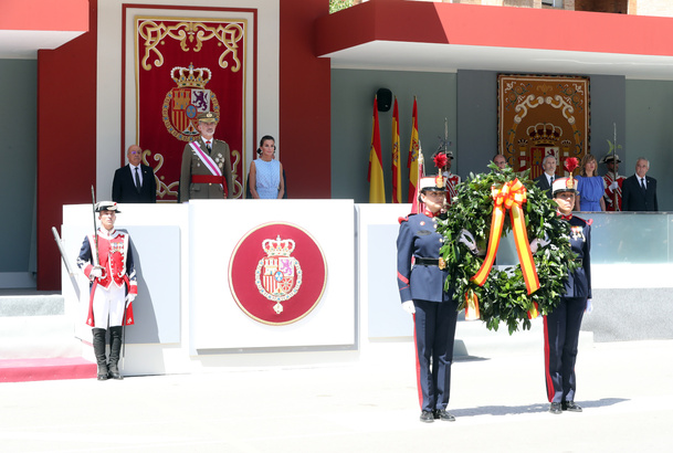 Sus Majestades los Reyes ante el inicio del Homenaje a los Caídos por España