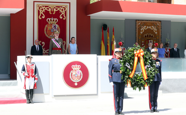 Sus Majestades los Reyes ante el inicio del Homenaje a los Caídos por España