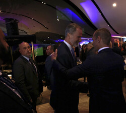 Don Felipe recibe el saludo del presidente de la UEFA