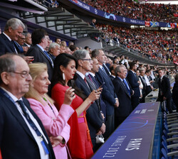 Don Felipe conversa con Rafael Nadal antes del inicio del Partido de la final de la UEFA Champions League 2022 entre el Liverpool F.C. y el Real Madri