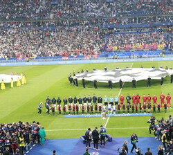 Las alineaciones del Liverpool FC y Real Madrid CF preaparadas para iniciar el partido de la Final de la UEFA Champions League 2022