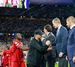 Su Majestad el Rey recibe el saludo del entrenador del Liverpool FC