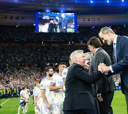 Don Felipe celebra con el entrenador del Real Madrid el triunfo logrado