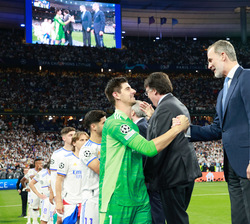 Don Felipe recibe el saludo del guardameta del Real Madrid y comparten la alegría de logro alcanzado