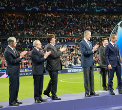 Don Felipe y el resto de personalidades deportivas aplauden al Capitán del equipo español al recoger el trofeo con motivo de la 14º UEFA Champions Lea