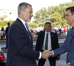 Su Majestad el Rey es recibido por el presidente del Gobierno, Pedro Sánchez, a su llegada al Teatro Real