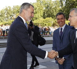 Su Majestad el Rey recibe el saludo del secretario general de la Alianza Atlántica, Jeans Stoltenberg, a su llegada al Teatro Real