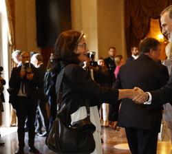 Su Majestad el Rey recibe el saludo de una de las embajadoras representantes permanentes de los países aliados en el Consejo del Atlántico Norte