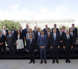 Fotografía de grupo de Su Majestad el Rey con las autoridades y los embajadores representantes permanentes de los países aliados en el Consejo del Atl
