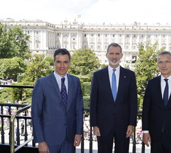 Su Majestad el Rey junto al presidente del Gobierno, Pedro Sánchez y el secretario general de la Alianza Atlántica, Jeans Stoltenberg