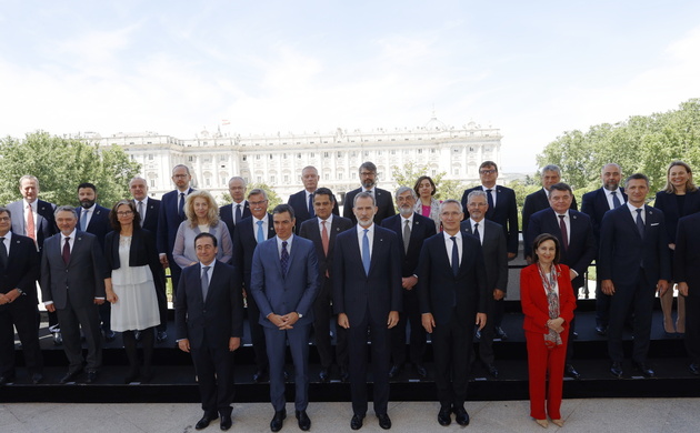Fotografía de grupo de Su Majestad el Rey con las autoridades y los embajadores representantes permanentes de los países aliados en el Consejo del Atl