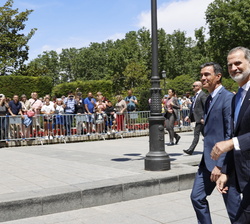 Su Majestad el Rey junto al presidente del Gobierno, Pedro Sánchez y el secretario general de la Alianza Atlántica, Jeans Stoltenberg, se dirigen al P