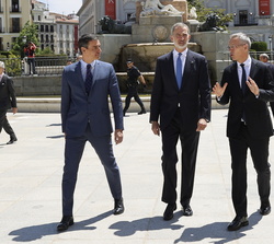 Su Majestad el Rey junto al presidente del Gobierno, Pedro Sánchez y el secretario general de la Alianza Atlántica, Jeans Stoltenberg, se dirigen al P