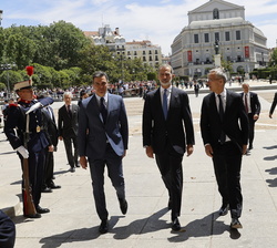 Su Majestad el Rey junto al presidente del Gobierno, Pedro Sánchez y el secretario general de la Alianza Atlántica, Jeans Stoltenberg, a su llegada al