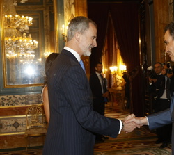 Su Majestad el Rey recibe el saludo del presidente del Gobierno, Pedro Sánchez