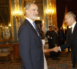 Su Majestad la Reina recibe el saludo del secretario general de la Alianza Atlántica, Jeans Stoltenberg