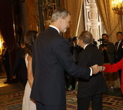 Su Majestad el Rey recibe el saludo de la ministra de Defensa, Margarita Robles