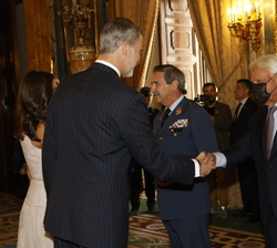 Su Majestad el Rey recibe el saludo del expresidente del Gobierno, Felipe González