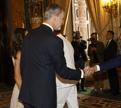 Su Majestad el Rey recibe el saludo del expresidente del Gobierno, José María Aznar 