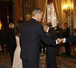 Su Majestad el Rey recibe el saludo del exsecretario general de la OTAN, George Robertson 
