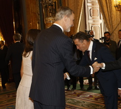 Su Majestad el Rey recibe el saludo del exsecretario general de la OTAN, Willem Claes