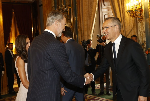 Su Majestad el Rey recibe el saludo del secretario general de la Alianza Atlántica, Jeans Stoltenberg