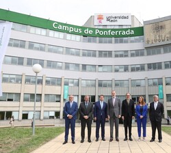 Don Felipe con las autoridades a su llegada a la Universidad de León