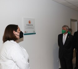 Don Felipe frente a una placa conmemorativa de la visita
