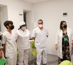 Don Felipe durante la visita con alumnos