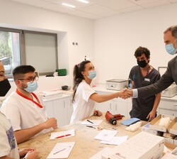 El Rey durante la visita recibe el saludo de los alumnos