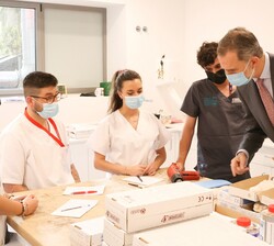 El Rey se interesa por los cometidos que realizan los alumnos