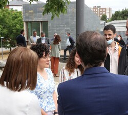 El rey conversa con alumnos y responsables de los talleres