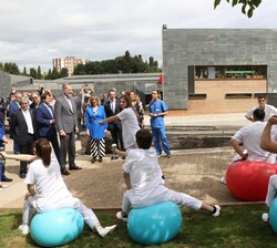 Don Felipe durante el recorrido exterior en una de las actividades