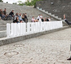 El Rey durante el recorrido saluda a los alumnos
