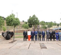 Don Felipe en el parque escultórico que contiene la reciente obra “La casa árbol” del escultor Amancio González, con autoridades y respons