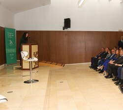 El Rey en el salón de actos ocupa su lugar en la primera fila de asientos
