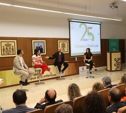 Don Felipe durante una tertulia que tiene como objetivo evidenciar el movimiento del presente al futuro, de un campus verde, sostenible, inclusivo y s