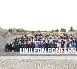 Fotografía de grupo de Su Majestad el Rey en las escalinatas con alumnos y componentes de la comunidad académica