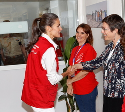 Doña Letizia es saludada por los asistentes a la reunión de trabajo en la Oficina Técnica de Cooperación